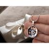 Amaxer Personalisierte Herzfarbe Foto Halskette Benutzerdefinierte Bild Text Gravur Runde Form Edelstahl Anhänger Schmuck Geschenk