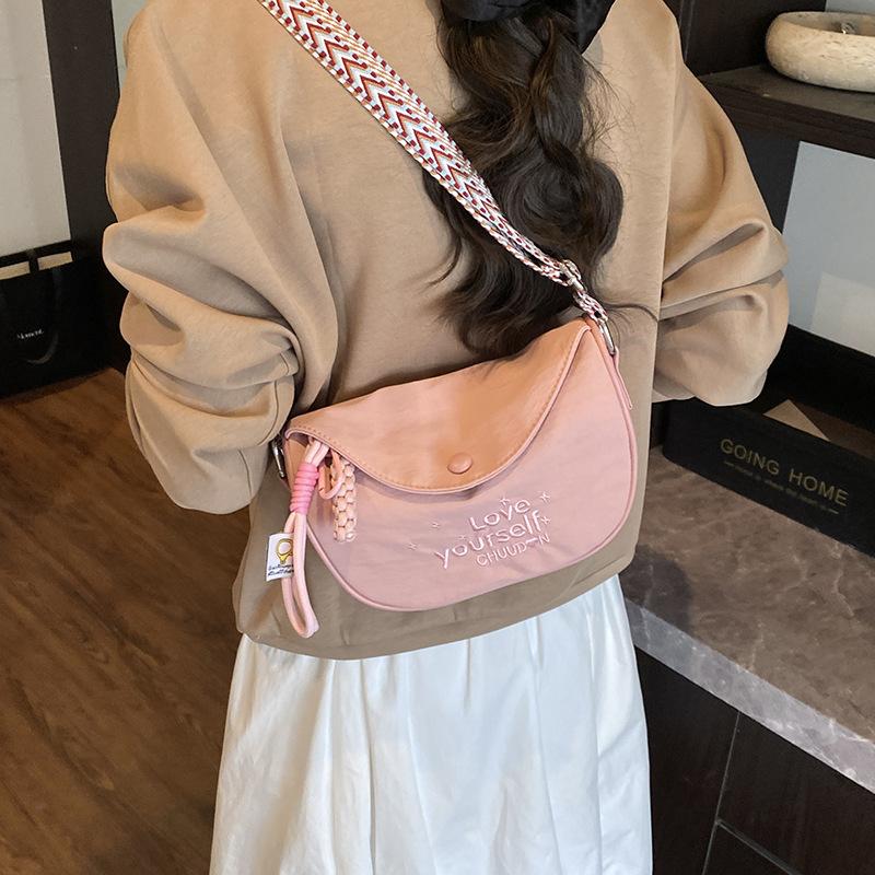 Casual bag women's 2025 new summer walking mobile phone small messenger bag fashion super fire shoulder bag saddle bag