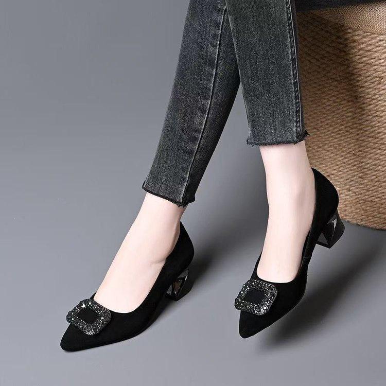 Escarpins noirs haut de gamme à bout pointu et décolleté peu profond, ornés de strass. Nouveaux escarpins d'automne à talon mi-haut, résistants et de qualité supérieure.