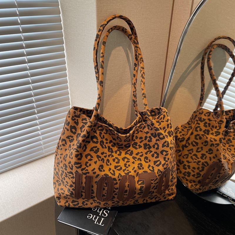 

Today s popular casual leopard print big bag women s new retro versatile shoulder bag commuter tote bag коричневый