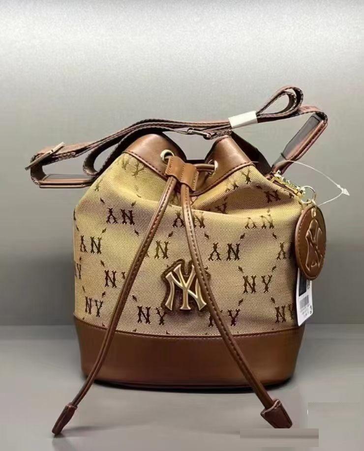 

Korean Retro Monogram Bucket Bag with Drawstring and Yankees Letter Print 16.5 x 11 x 21 cm хакі
