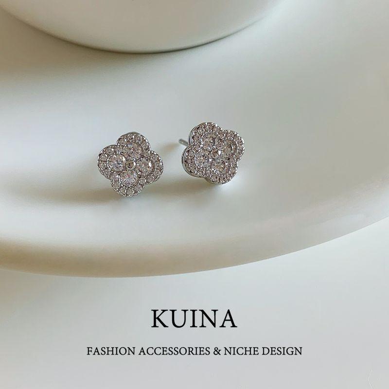 

Флеш Серьги-пусеты Четырехлистный клевер Доступная роскошь Фантазийные 2025 Новые серьги Женский нишевый дизайн Серьга/пирсинг из стерлингового серебра As Shown in Pictures