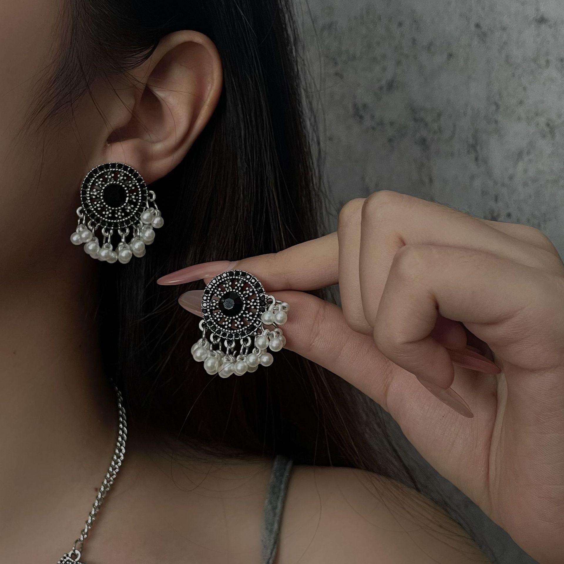 

Chinese Ethnic Retro Hollowed-out Flower Plate Black Rhinestone Imitation Pearl Tassels Necklace for Women Temperament Jewelry