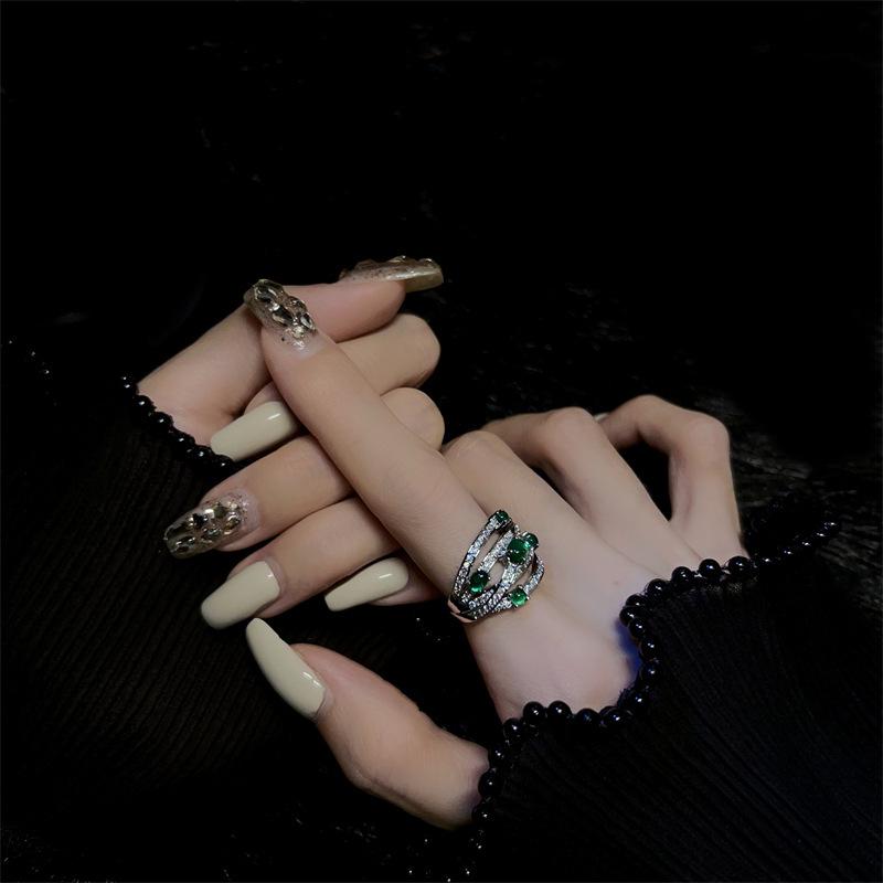 Retro Emerald Irregular Ring: High-Quality Simulated Gemstone in Trendy Light Luxury Style
