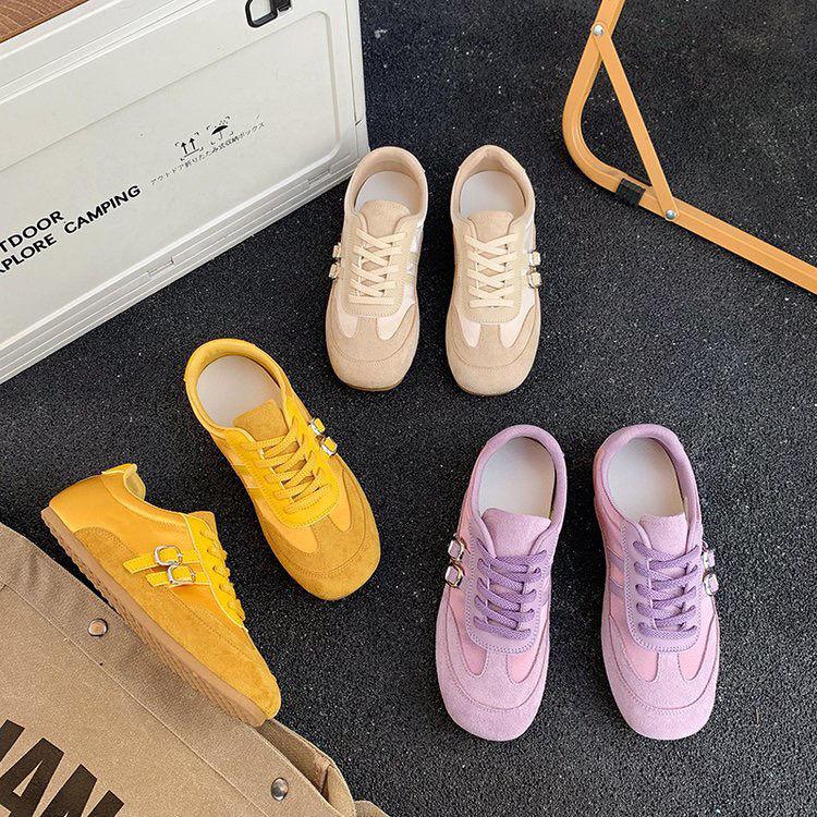 Modische Gürtelschnalle Retro Gelb Deutsche Trainingsschuhe Damen Frühling und Sommer Neu Leder Weiche Sohle Bequeme Lässige Sportschuhe