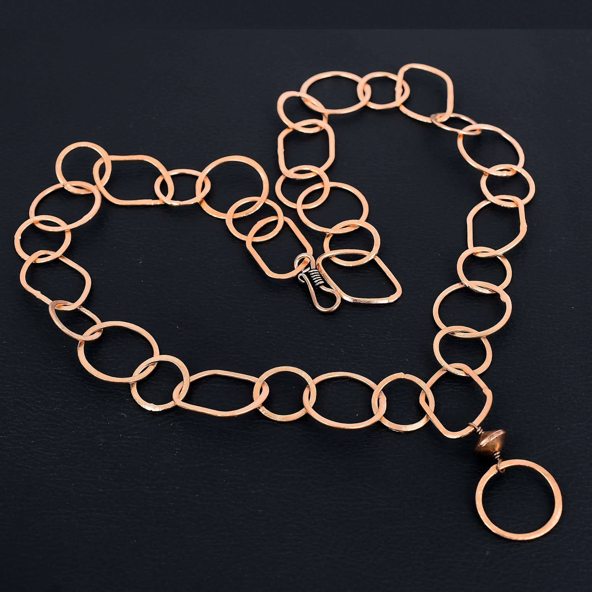 

Длинное ожерелье из кованой чистой меди с маленькими и большими круглыми овальными звеньями, минималистские украшения, медные украшения ручной работы для нее/него