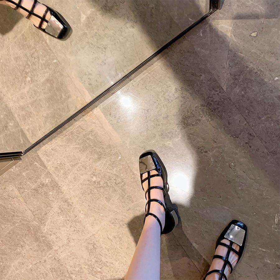 Grape mother same metal buckle patent leather square head hollow strap thick heel Mary Jane shoes women's 2025 new square heel