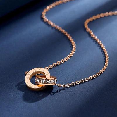 Colar Elegante de Anel Duplo com Números Romanos com Corrente de Aço Titânio Eletroplatado a Ouro 18K