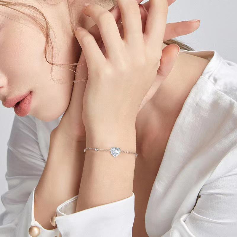 Heart-Shaped Starry Love Bracelet: Chic, Light Luxury with Unique Design for Fashionable Sweet Style
