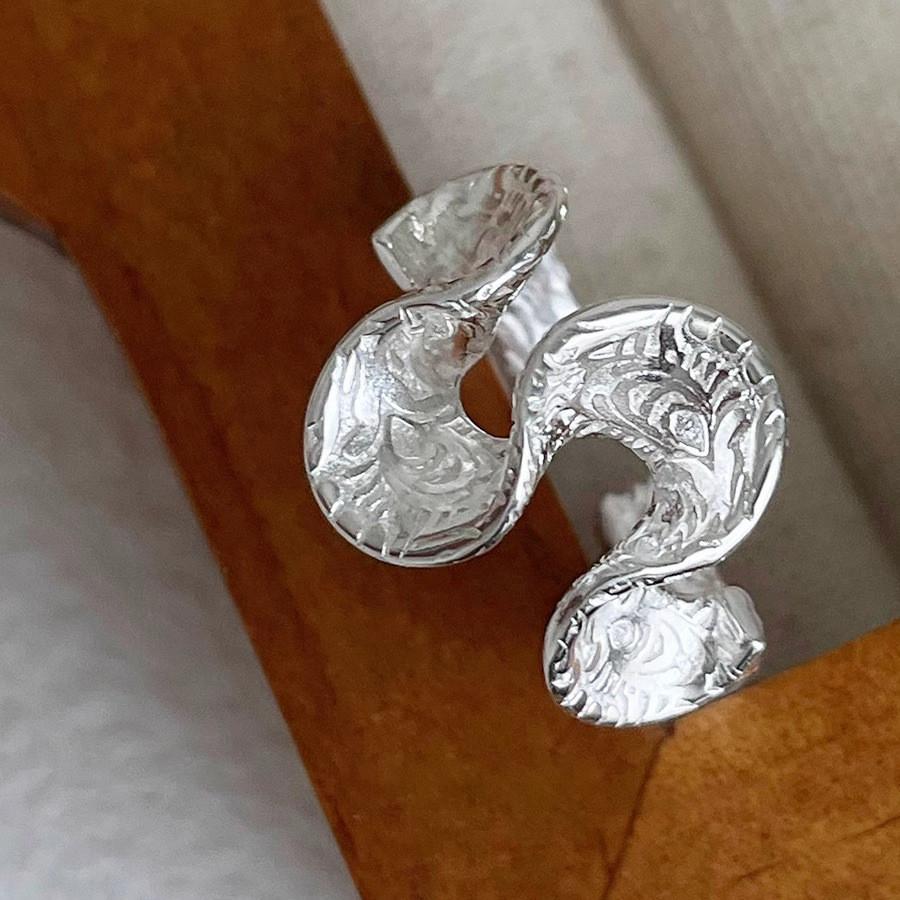 Chic Copper Twisted Wave Finger Ring With Unique Geometric Design For Women