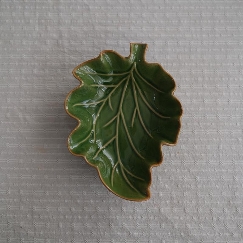 

Leaf Ceramic Plate: Versatile for Snacks, Salads, Desserts, and Dining Table Decor