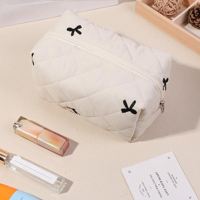 

Shell Makeup Bag Large Capacity Floral Print Cosmetic Pouch Ins Aesthetic Travel Organizer Portable Toiletry Bag for Women 18x18x10cm
