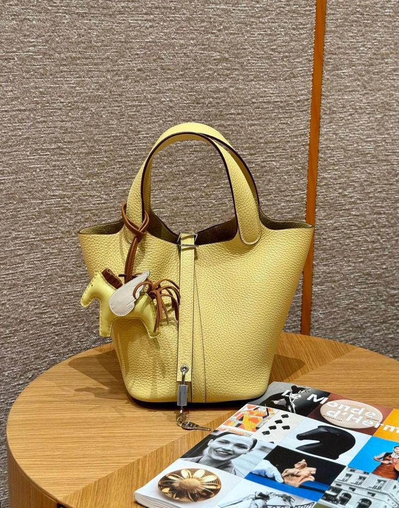 Bolso de Mano para Mujer con Grano de Lichi: Bolso Cubo Versátil, de Alta Gama y de Moda 2025