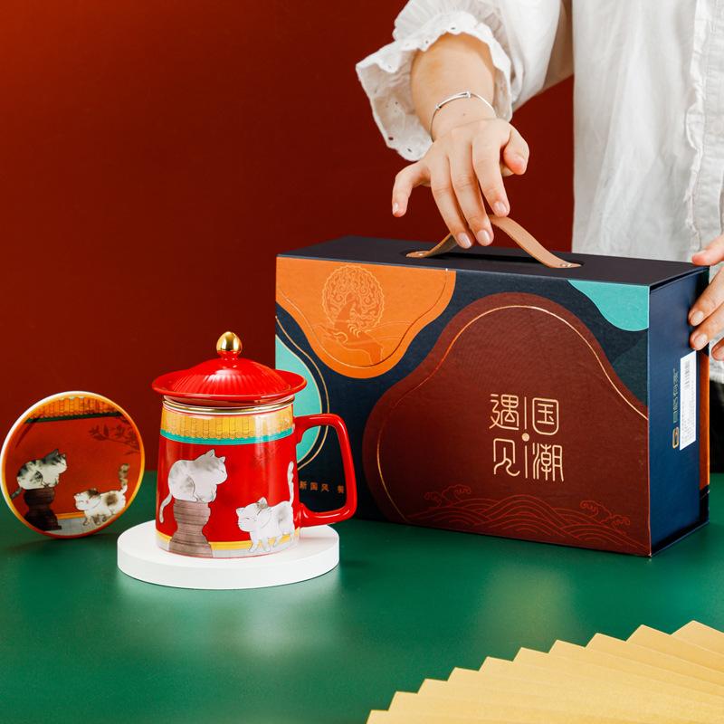 

Представляем Набор керамических кружек «Национальный тренд» в подарочной коробке с крышкой и чашкой для заваривания чая. Праздничный подарок. Бизнес-сувенир