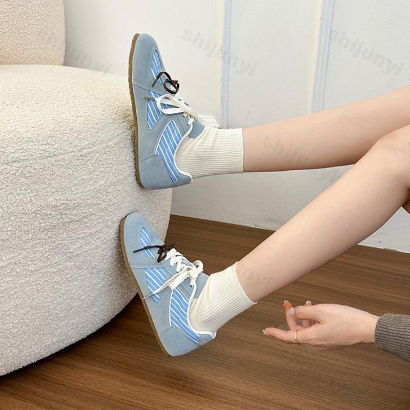 Fashion Women Flat Shoes 2026 Spring Autumn New Outdoor Non Slip Comfortable Casual Shoes Lightweight Soft Sole Lace Up Sneakers