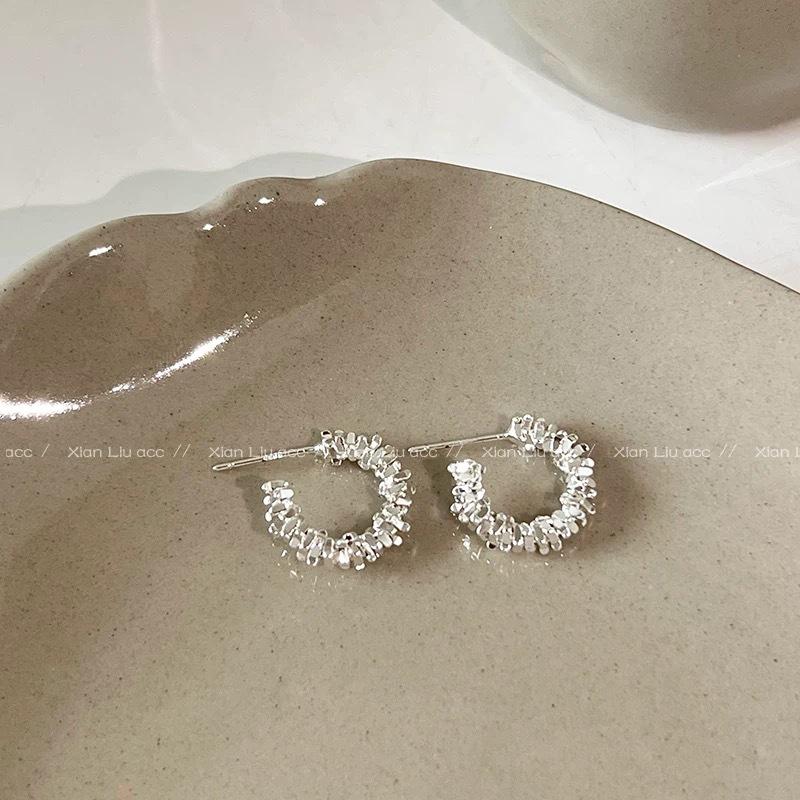

High-end Luxury Silver Earrings in A C-shaped Semi-circular Design. Ear Clips Without Ear Holes for An Elegant Ear Adornment. Earring style