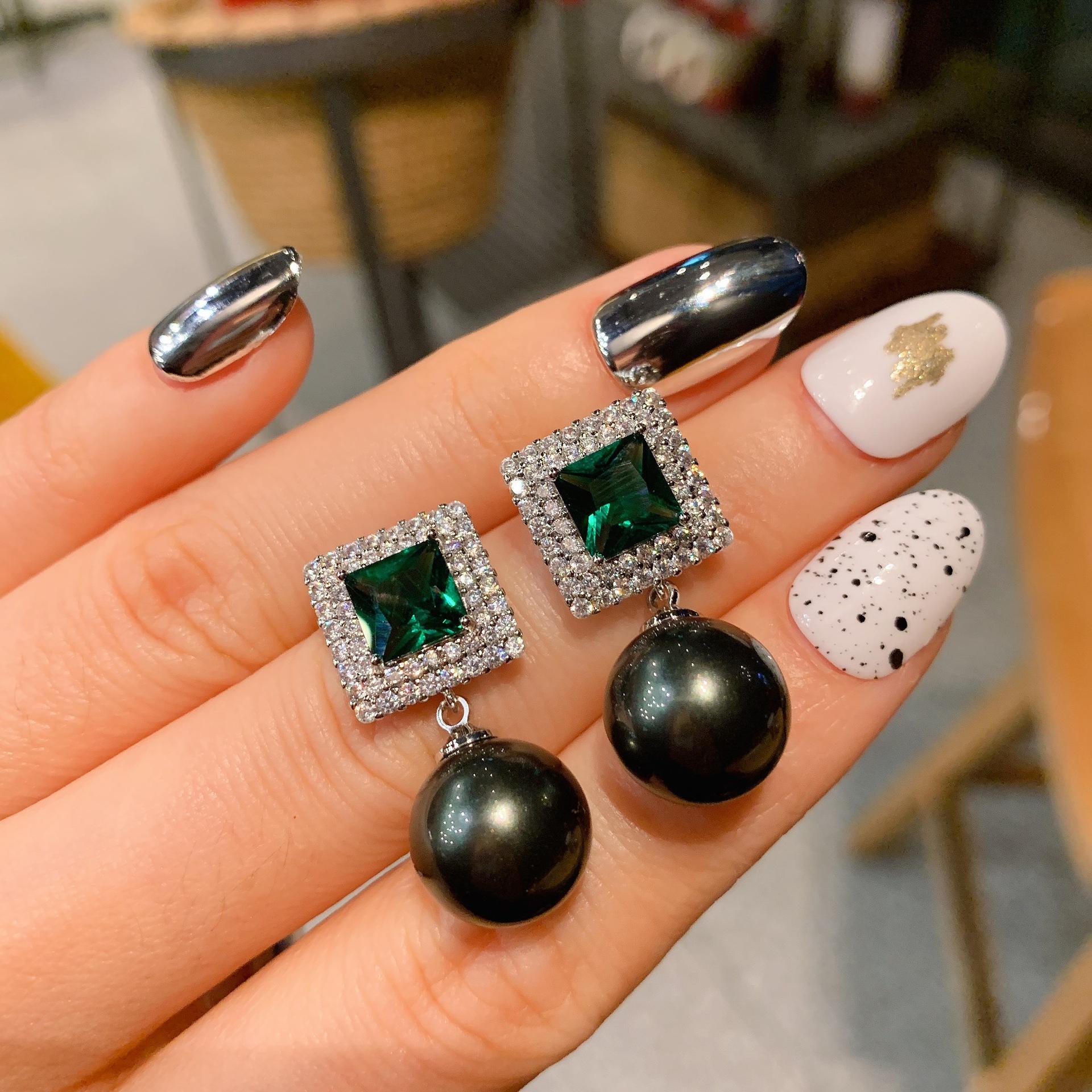 

Австралийский жемчуг Fritillary, сапфировый цвет, соответствующий рубиновому жемчугу Таити