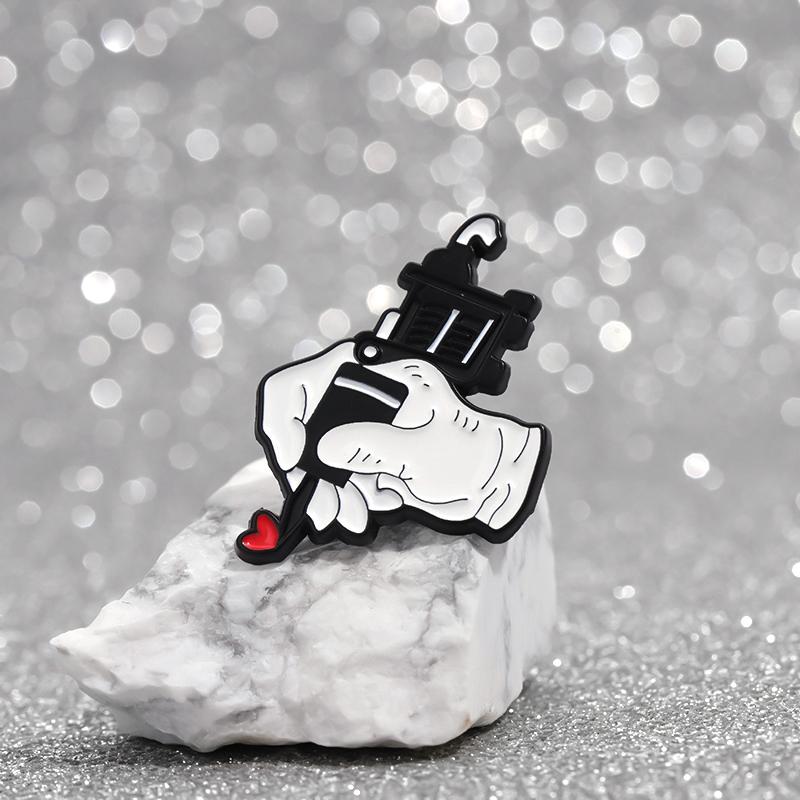 Liebesherz Tattoo Emaille Anstecker Individuell Kreativität Tätowierer Anstecknadeln Reversabzeichen Lustiger Schmuck Geschenk für Freunde
