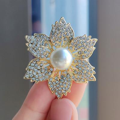 Spilla con perle di camelia a sei foglie di girasole e diamanti, moda, accessori per abbigliamento da donna