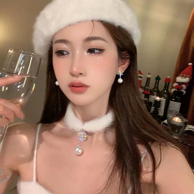 

Luxury Snowflake Pearl Necklace: Elegant, Versatile Winter Accessory for Women