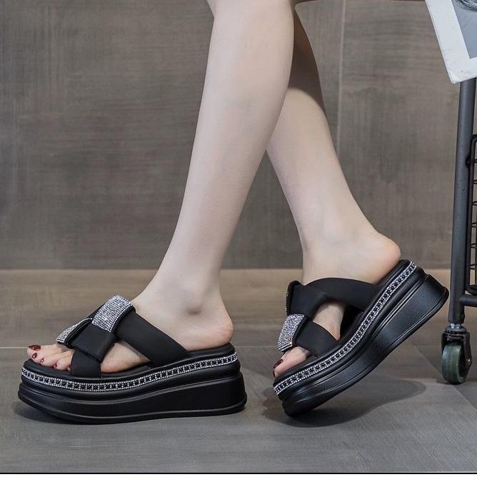 Wear one-word slippers outside, new muffin thick-soled soft-soled with skirts in summer, wear thin beach cool slippers