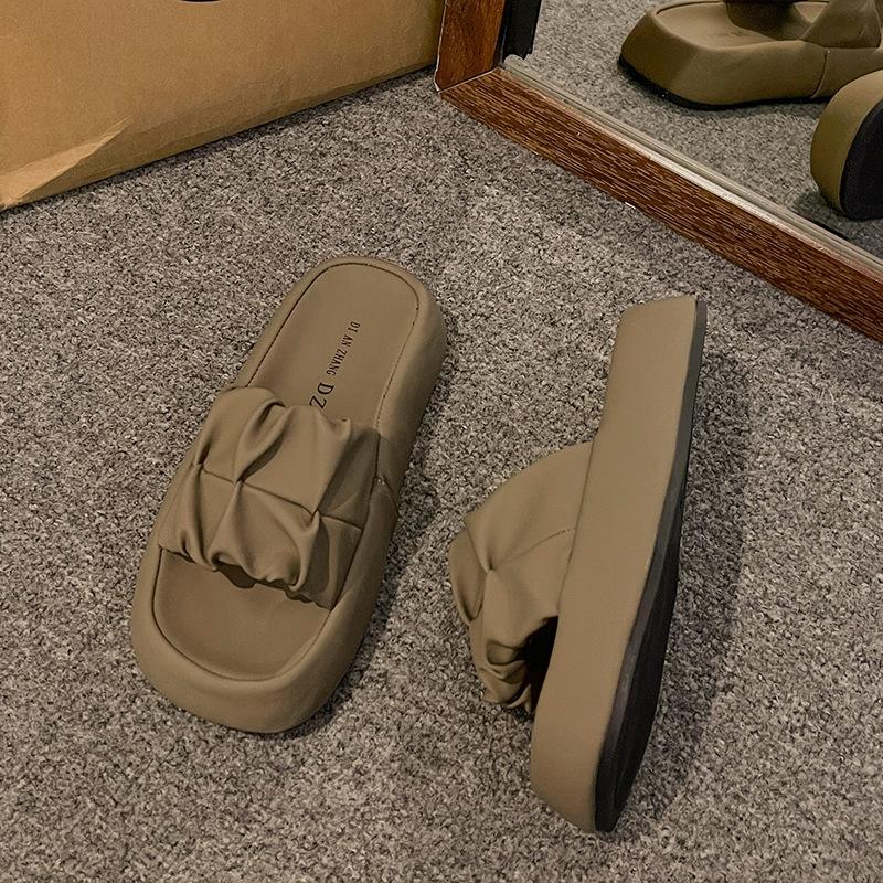 Cool slippers women's summer wear 2025 new thick-soled pregnant women's beach sandals beautiful French evening breeze one-word drag