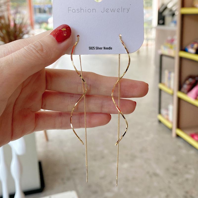 Cat's Eye Tassel Ear Chain 2024 Trend: Elegant Long Earrings with Light Luxury Design