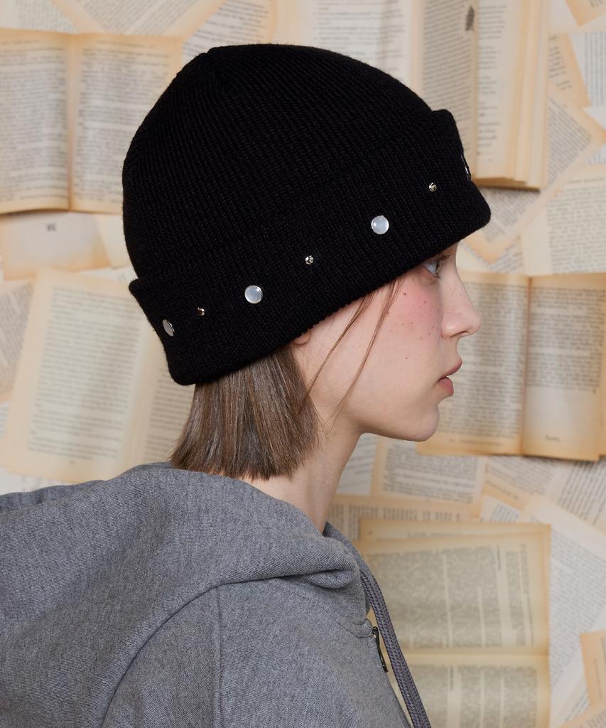 UNALLOYED Logo Studded Beanie / Black