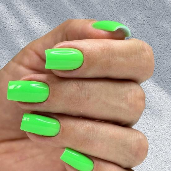 Čtvercové umělé nehty na dokonalých liniích Bezešvá kutikula Přirozeně vypadající Jemná nehtová lůžka Falešná