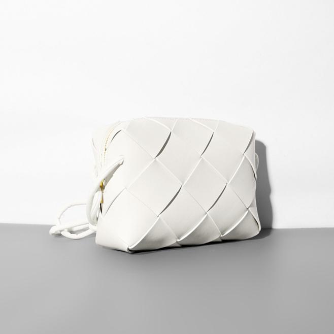 2024 Новая маленькая сумка тканая маленькая квадратная сумка коробка сумка lingge вязаная маленькая мини-сумка через плечо сумка-клапан Large 22x8x14cm слоновая кость 4980₽