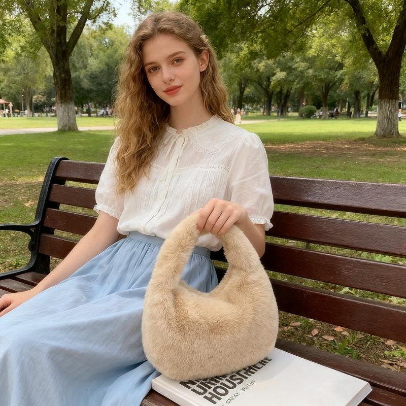 Plush High-End Dumpling Chain Handbag - Large Capacity & Versatile for Commuting