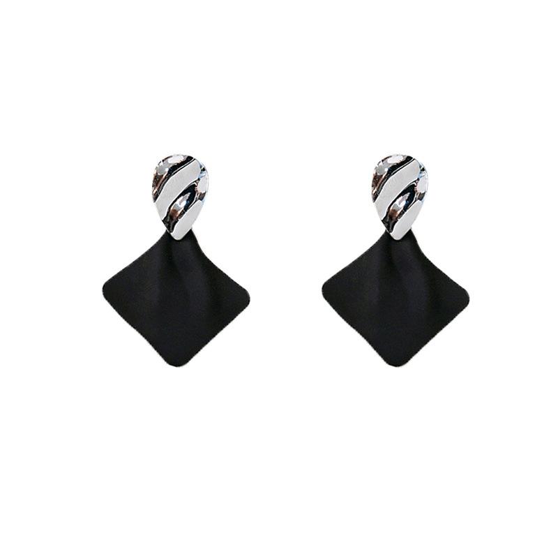 Retro Temperament Pleated Earrings, High-End Black Geometric Rhombus Earrings Irregular Personality Earrings Women