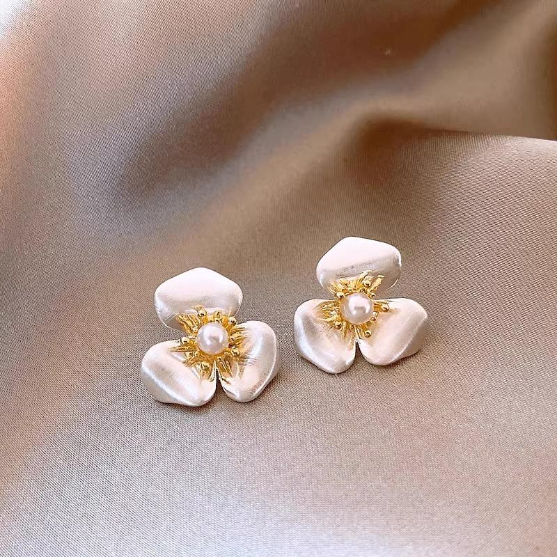 

Hong Kong [Designer] Caiem Kaiet flower earrings women s niche design high-end light luxury stud earrings срібний