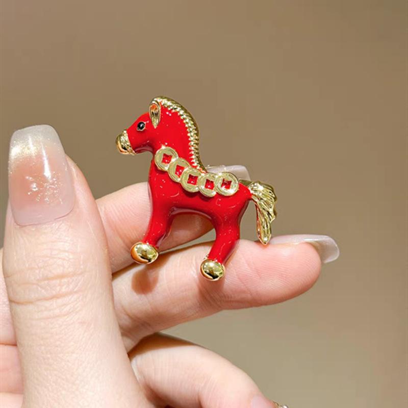 

Милые красные эмалевые значки-броши Зодиакальные пони Универсальные животные Конь Булавки-броши Аксессуары для одежды Подарки на Новый год as the picture
