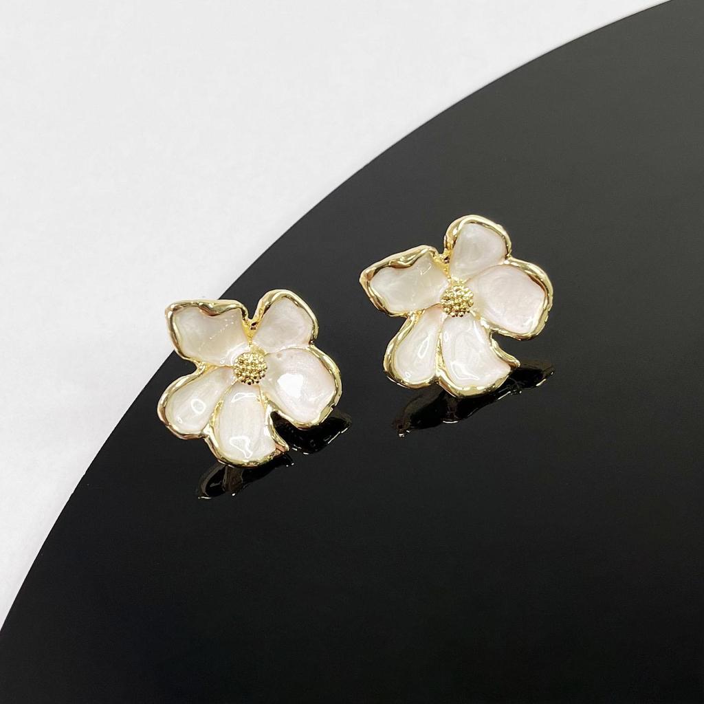 Pearl Mosquito Coil Disc Ear Clips: No-Pierce, Elegant French-Style Earrings for Women