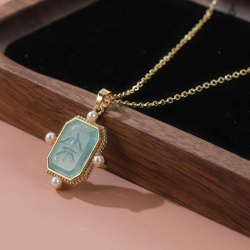 

Exquisite and Elegant Square Pendant Necklace, Women s Retro Imitation Pearl Jewelry, Perfect Family Christmas Gift