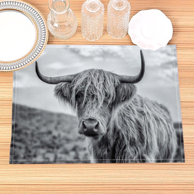 Highland Cow Placemat Cotton Linen Fabric Table Mats Family Dinner Tableware Kitchen Size 30X45cmTable Mat