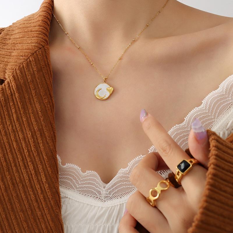 

Французский ветровой чокер с подвеской в виде белой морской ракушки и луны, круглое фирменное ожерелье из титановой стали с покрытием из 18 золотых пробы, женские не выцветающие ювелирные изделия P156