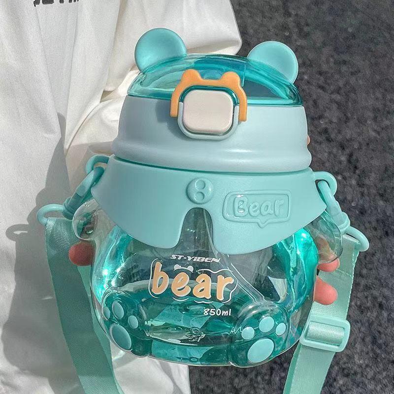 Cartoon Mädchen Tragbarer Plastikbecher mit Push-Open-Deckel für Zuhause und den Außenbereich