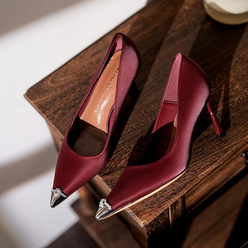

Metal head diamond sheepskin high heels women s thin heel pointed head single shoes wedding shoes Xiuhe shoes 39 бордовий