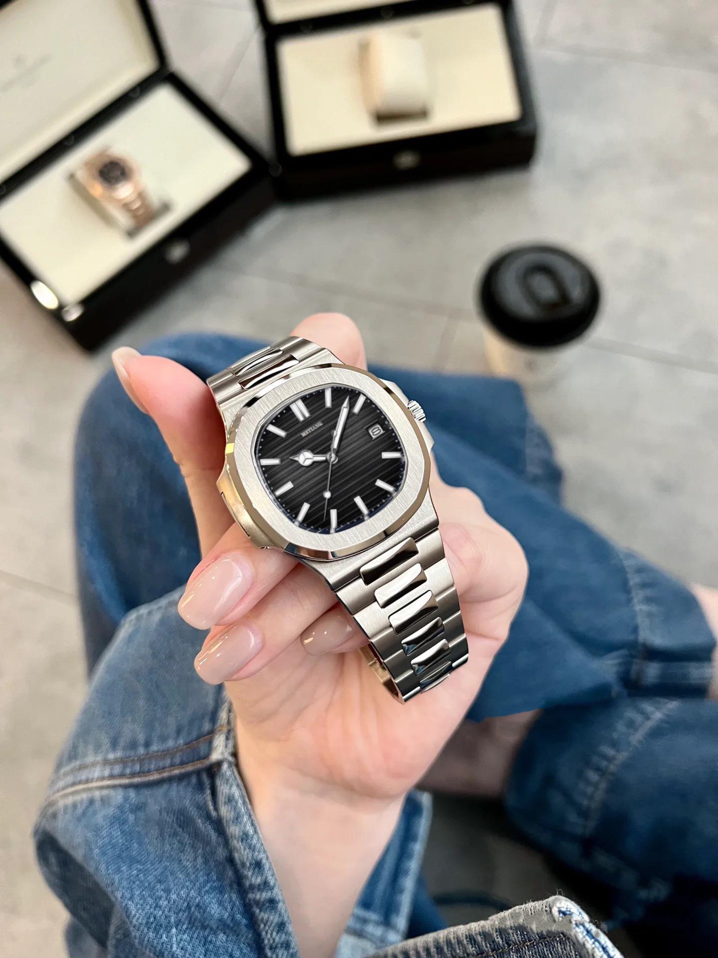 

Швейцарские светящиеся кварцевые часы - Водонепроницаемые, стальной браслет, функция календаря, унисекс, деловой дизайн.