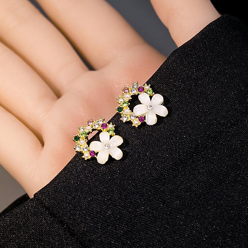 

Летние свежие серьги-пусеты с цветком и стразами: Милый, Изысканный, Универсальный Дизайн Венка с Бриллиантами