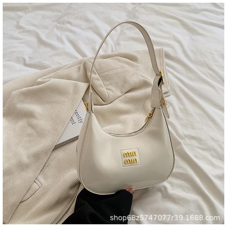 

Premium patent leather glossy armpit bag 2025 new fashionable solid color portable crescent bag niche commuter shoulder bag белый