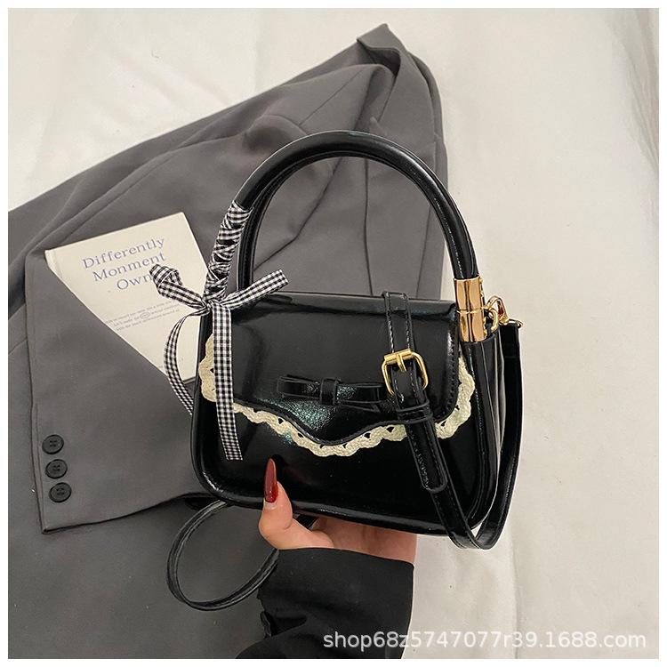 Simple temperament, hand-held small square bag, 2025 new fashion, niche design, trendy shoulder bag, commuter crossbody bag