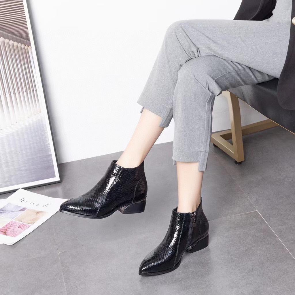 Mode spitz zulaufende Mode-Stiefel Winter neu Schlangenmuster erste Schicht Rindsleder Rindsleder Lackleder niedriger Absatz Damen Kurzstiefel
