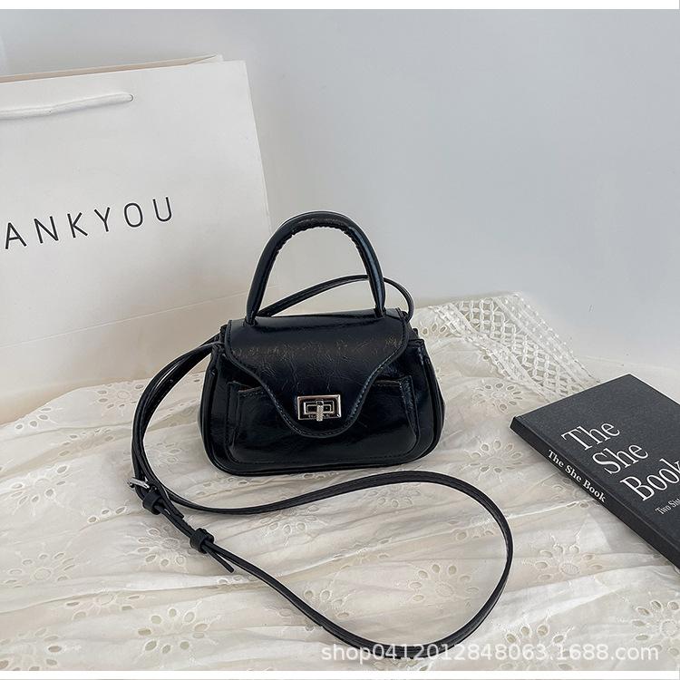 

Модная жемчужная сумка-бант для ношения в руке, маленькая квадратная сумка, новинка 2025 года, простая наплечная сумка-мессенджер, высококлассная сумка для поездок на работу