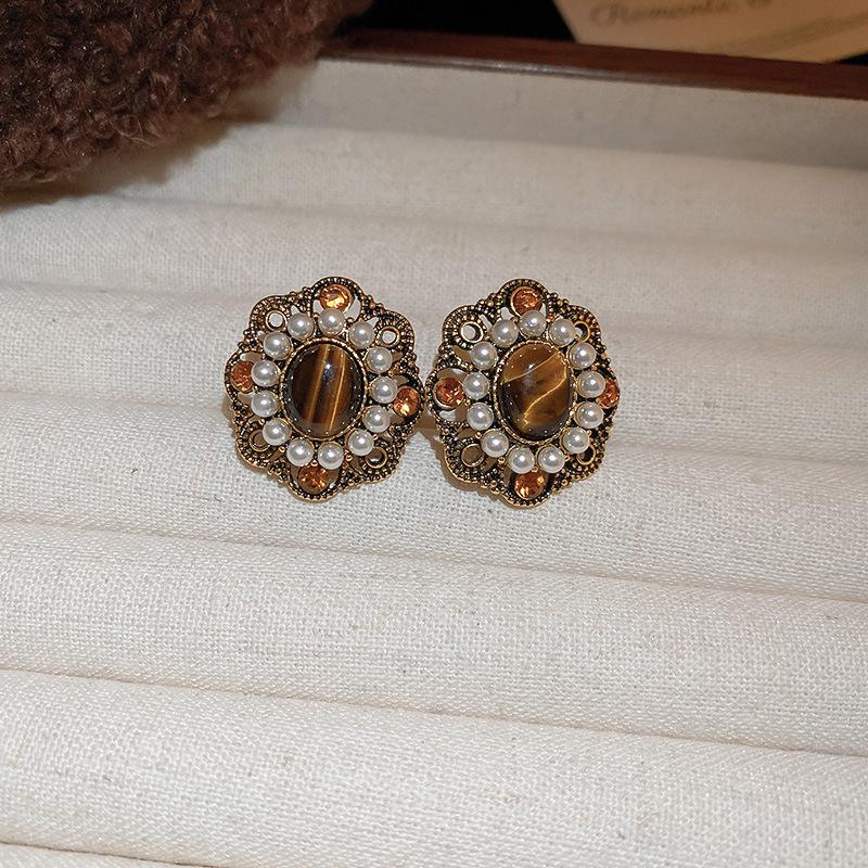 Silver Needle Geometric Stud Earrings: Retro, Light Luxury, Versatile Fashion, Elegant Accessories.