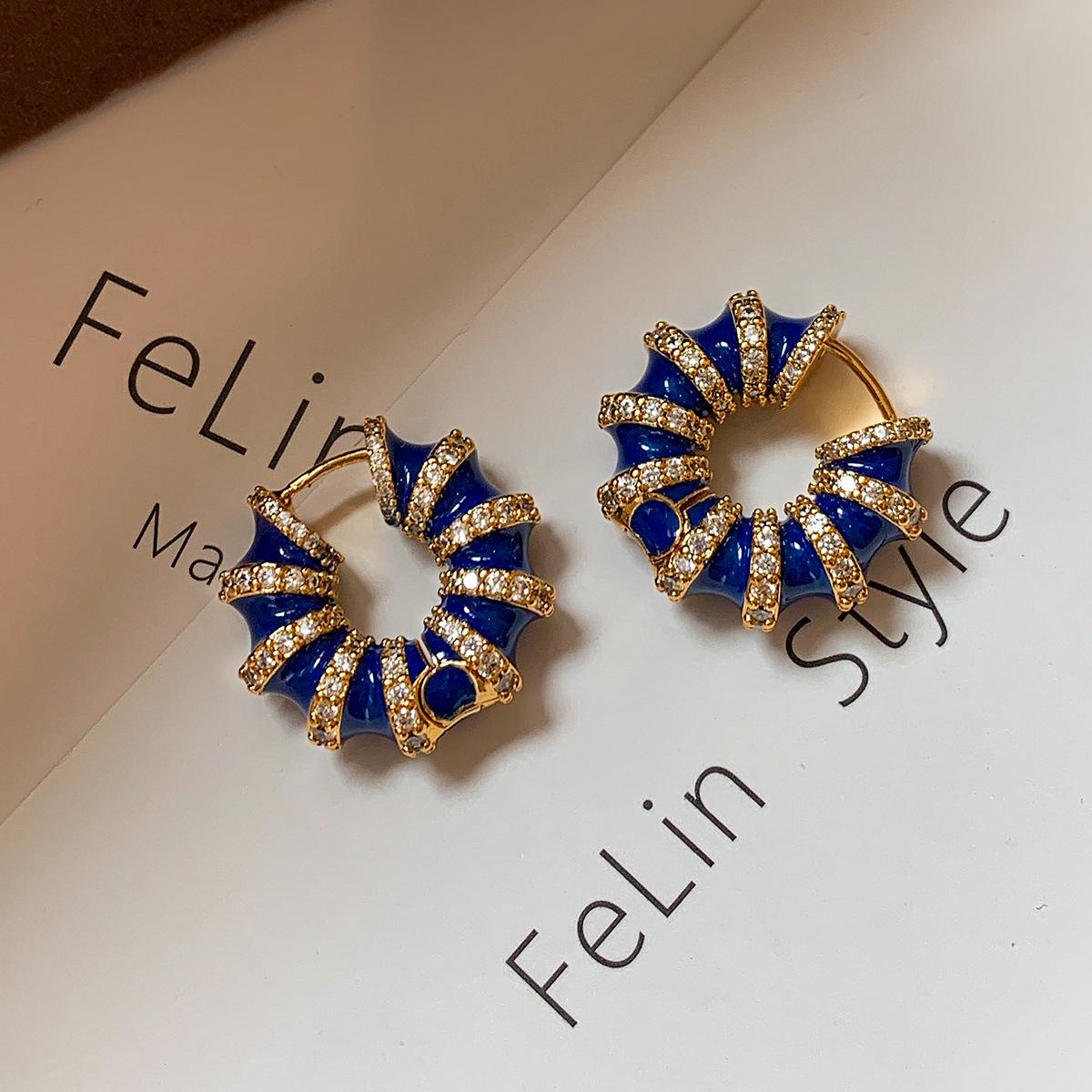 

Серьги-кольца с бриллиантами и синей эмалью с эффектом стекания: Элегантный, Женственный, Роскошный.