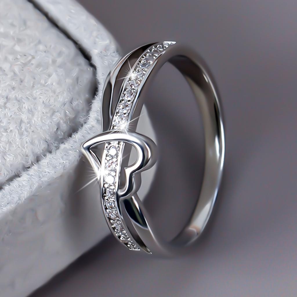 1A delicate, fashionable, romantic, and elegant heart-shaped ring with intricate interlaced hollow design, suitable as a gift for Valentine's Day,