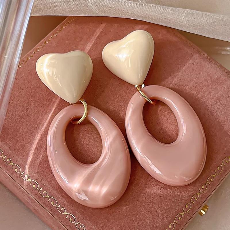 

Pink resin love earrings, fashionable versatile and sweet stud earrings, temperament geometric earrings, high-end new earrings.
